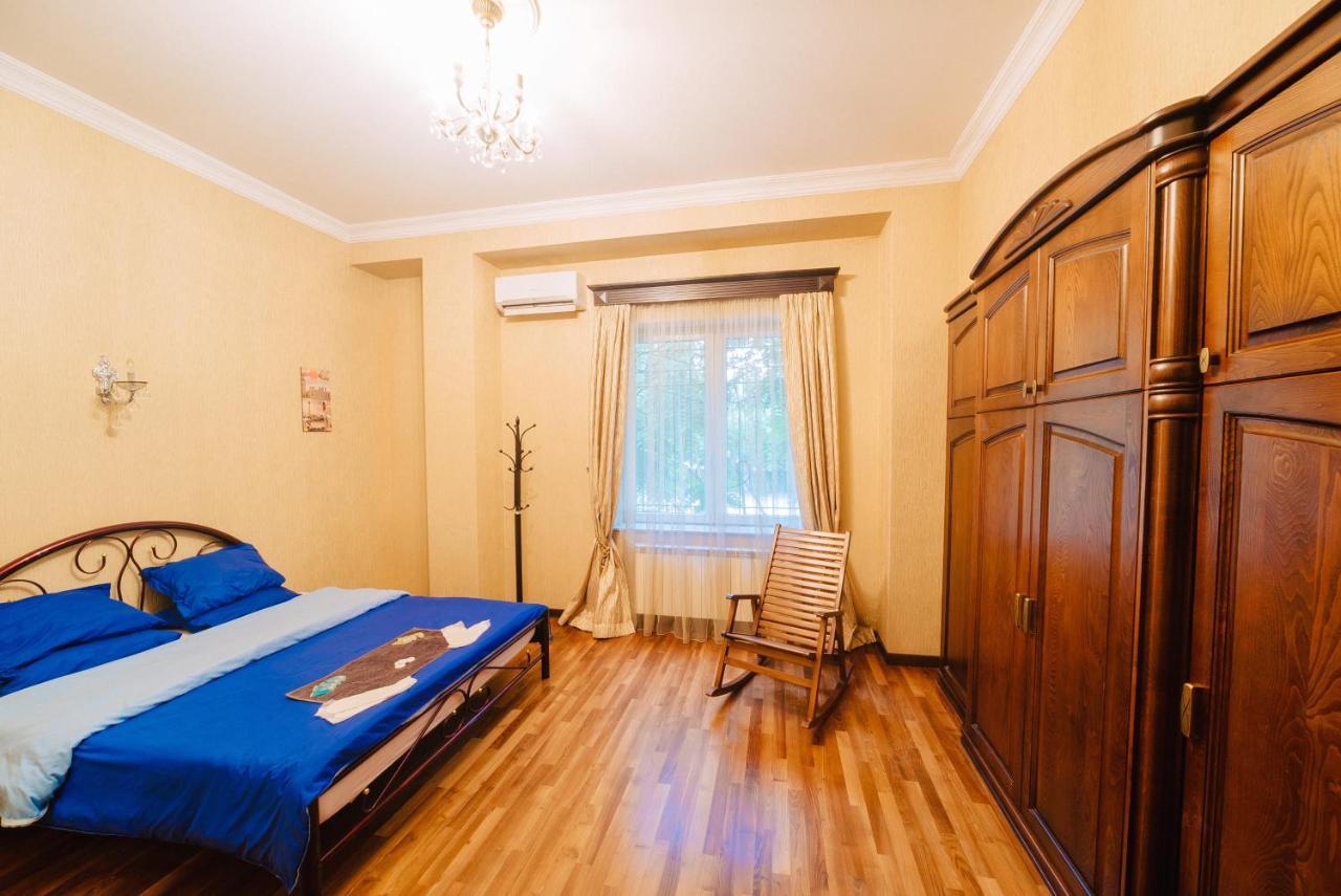 Cleopatra Palace Hostel Tbilisi Exterior photo