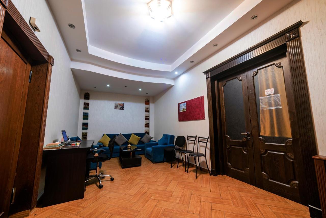Cleopatra Palace Hostel Tbilisi Exterior photo